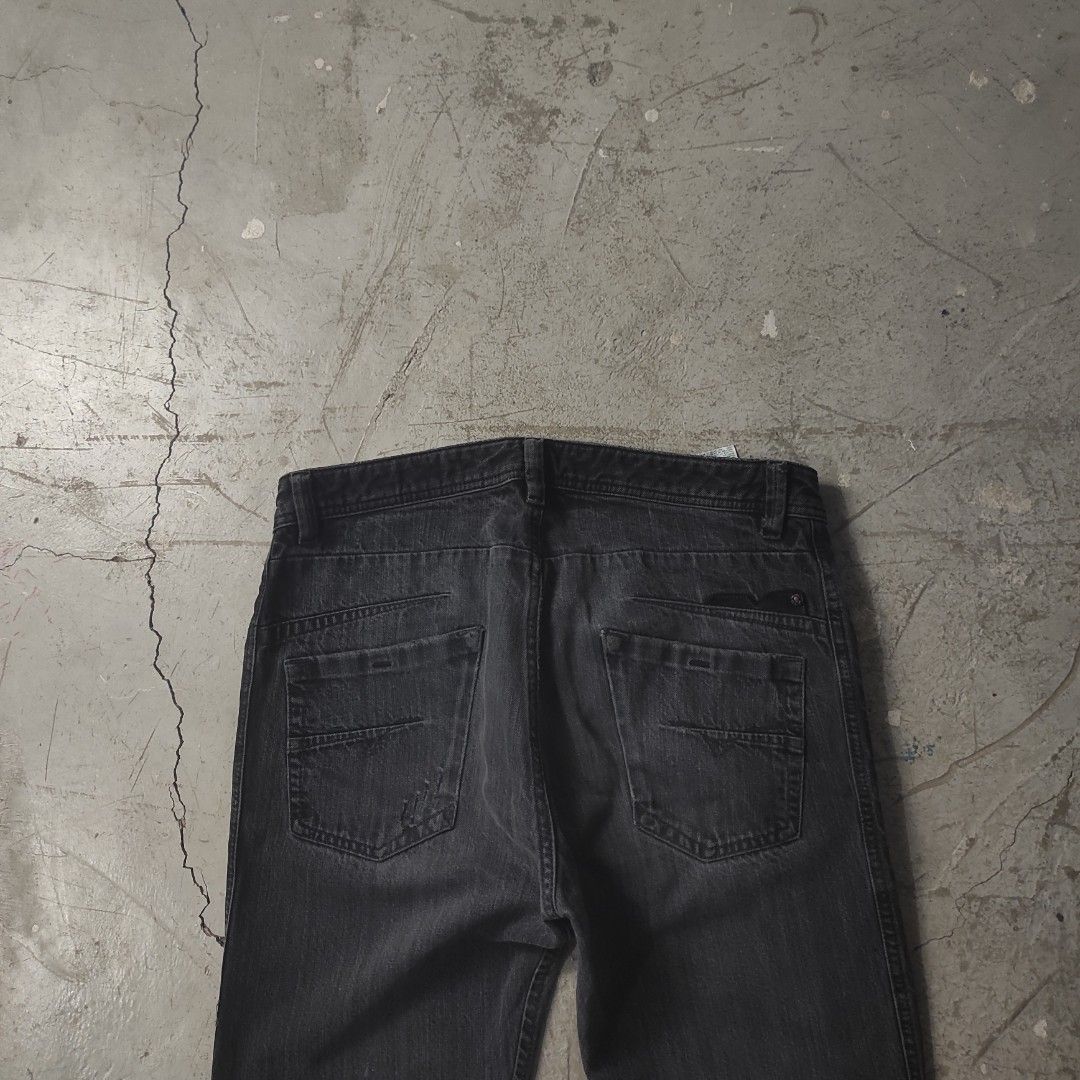 Diesel " Darron " Regular Slim - Tapered Denim Pants (Category: Activewear) located in Batangas. Submitted by vtgrags_ (Listing ID 1446488347, Image 3). Description: Diesel " Darron " Regular Slim - Tapered Denim Pants Size on Tag : W 33 / L 32 Measurement : Waist : 33' Inches Rise : 11' Inches Inseam : 32' Inches Full Length : 42' Inches Leg Opening : 7.5' Inches Color : Washed Black Condition : Very Good Condition Issue : No Issue .