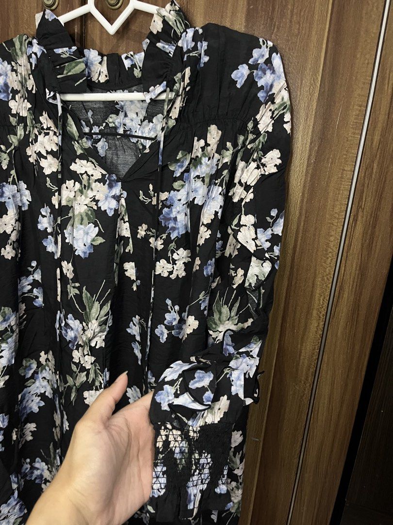 dress bunga (Kategori: Gaun & Rok) berada di Jakarta Selatan. Dikirim oleh nadayasya (ID iklan 1446462827, Gambar 3). Deskripsi: H&M size XS LD 120+ PJ 90.