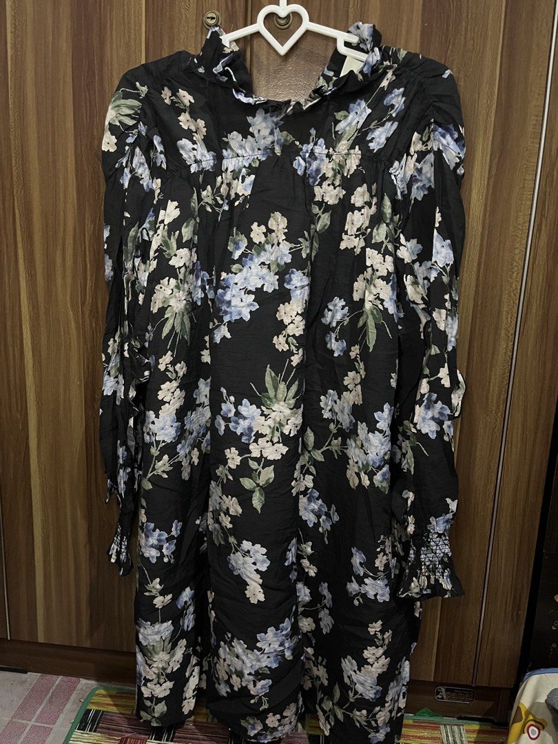 dress bunga (Kategori: Gaun & Rok) berada di Jakarta Selatan. Dikirim oleh nadayasya (ID iklan 1446462827, Gambar 1). Deskripsi: H&M size XS LD 120+ PJ 90.