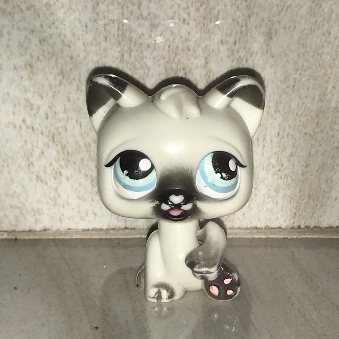 G2 LPS Magic Motion Siamese Cat (Category: Figurines & Statues) located in San Mateo. Submitted by chins_collectibles (Listing ID 1446352944, Image 1). Description: This is a pre-loved LPS. They may have visible stains and blemishes. Please manage your expectations. .