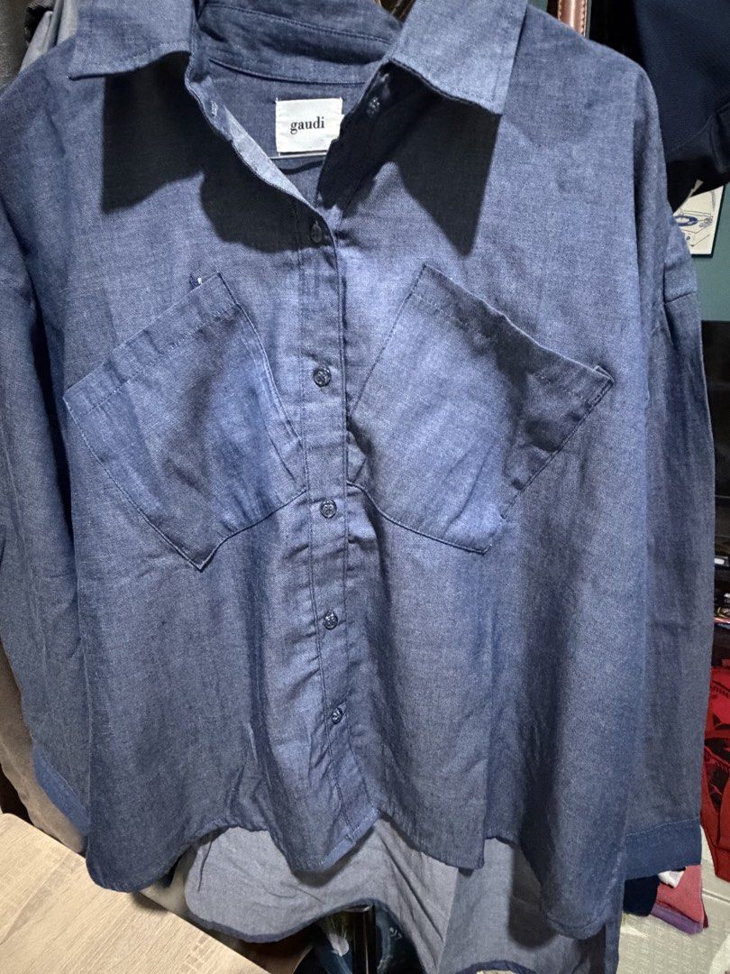 Gaudi Kemeja Oversized (Kategori: Atasan) berada di Bekasi. Dikirim oleh nafladhifa (ID iklan 1446497687, Gambar 2). Deskripsi: size tag S tapi aslinya bisa buat all size karna looksnya oversized :) LD : 127 cm Panjang bagian depan : 60 cm Panjang bagian belakang : 70 cm Payment : Ewallet.