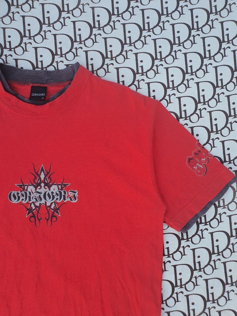 GRI T-Shirt Red Skull Graphic Tee (Category: Tshirts & Polo Shirts ) located in San Fernando. Submitted by retro.district. (Listing ID 1446534752, Image 3). Description: - GRI Red T-shirt - Features a cool skull graphic on both front and back - Tag indicates size M (please check measurements if needed) - Perfect for casual everyday wear - Unique sleeve details add extra style - Feel free to ask any questions!.