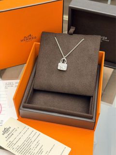 (Category: ) located in . Submitted by luxury-goods-recycling (Listing ID 1446385992, Image 1). Description: .