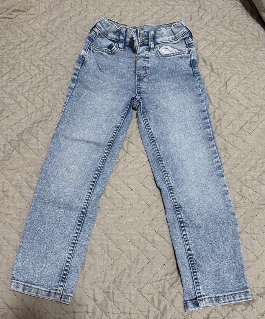 H&M Light Wash Denim Jeans (Category: Babies & Kids Fashion) located in Kawit. Submitted by kittii (Listing ID 1446356109, Image 1). Description: -5T on tag -Slim fit.