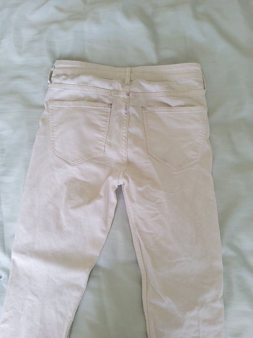 H&M white jeans (Category: Other Bottoms) located in Bayan Lepas. Submitted by erin_g (Listing ID 1446480257, Image 2). Description: - H&M's white skinny jeans - Ideal for everyday wear - Size 26, pls refer to the photo of the tag. - There are a few stains on the jeans as per the photos. Do take note of this. - Price stated excludes postage. .