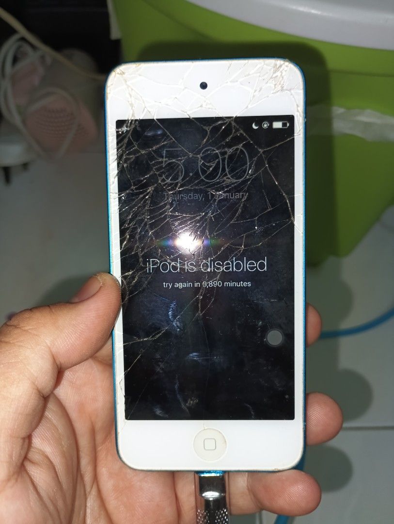 IPOD 7 BROKEN (Category: CDs & DVDs) located in Kepala Batas. Submitted by haniflamin91 (Listing ID 1446353733, Image 2). Description: IPOD 7 BROKEN SCREEN CRACK IPOD DISABLED NO PASSWORD AS IT IS DONT ASK TECHNICHIAN QUESTION IM NOT AN EXPERT CHARGING OK BATTERY UNKNOWN SPEAKER UNKNOWN.