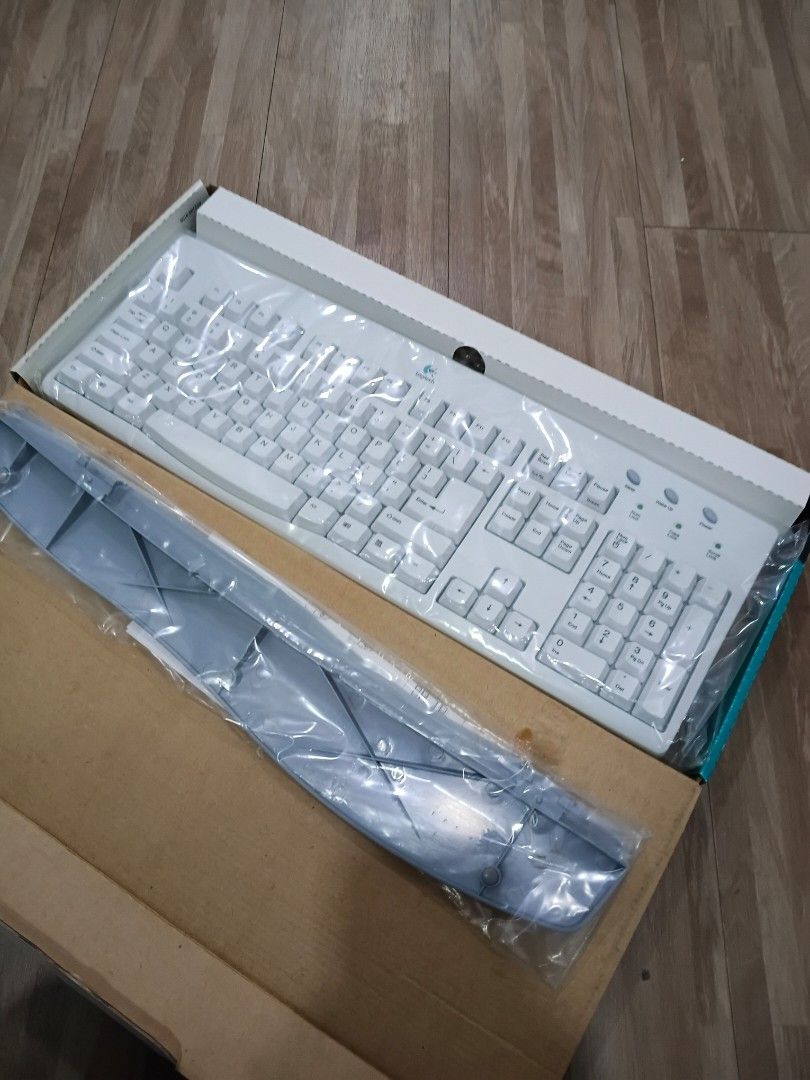 Ivory White PS2/AT Keyboard494498620501534721