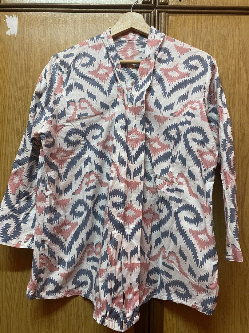 Kebaya Batik (Category: Blouses) located in Bangi. Submitted by amirah273 (Listing ID 1446483875, Image 1). Description: Dada 42 Labuh 25.