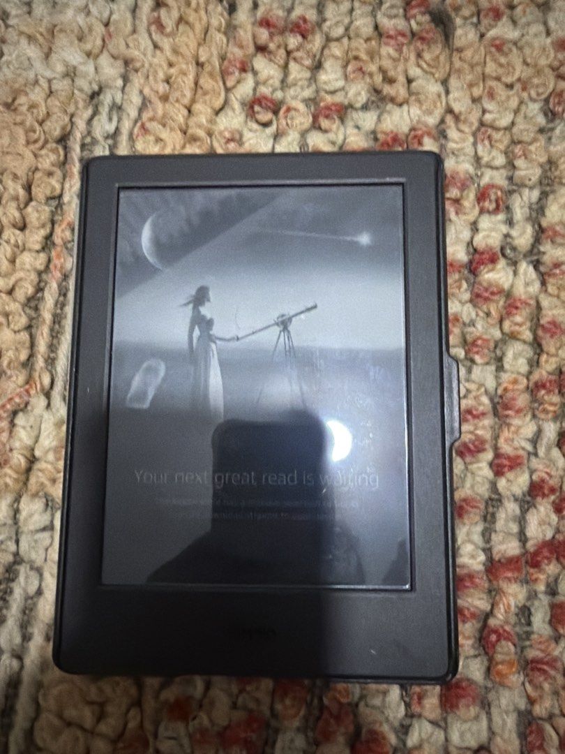 Kindle e reader （分類：電子書閱讀器）位於 Hong Kong。 由 theonlynumber23 提交（商品編號 1446497403，圖片 1）。簡介： Hey bookworms! 👋 Up for grabs is a classic Amazon Kindle e-reader, perfect for all your reading adventures. Imagine carrying your entire library in your pocket! This little gadget is super light and easy to hold, making it ideal for long reading sessions on the go or cozying up at home. We can arrange a meetup in Bamboo Grove (74-86 Kennedy Rd, Hong Kong) if 