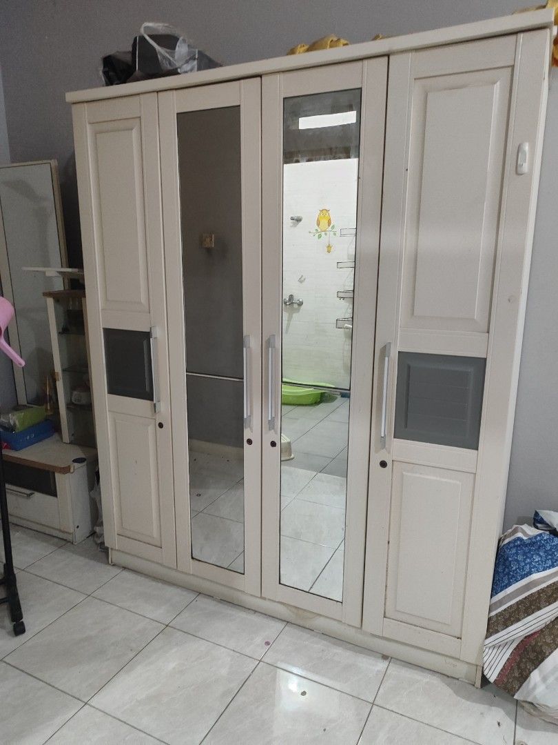 Lemari pakaian (Kategori: Perabotan Rumah) berada di Jakarta Pusat. Dikirim oleh ivanchrst_190 (ID iklan 1446474378, Gambar 1). Deskripsi: kondisi baik, fungsional semua baik. bekas pemakaian normal saja tinggi 200cm, panjang 160cm.