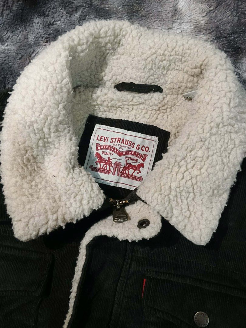 Levi's Corduroy Sherpa Lined Trucker Jacket (Category: Activewear) located in Pontevedra. Submitted by thrift01 (Listing ID 1446492233, Image 2). Description: - Classic Levi's corduroy jacket - Warm sherpa lining for extra comfort - Dark green color - Two chest pockets with button closure - Button front and cuffs - Ideal for cooler weather - Size XL.