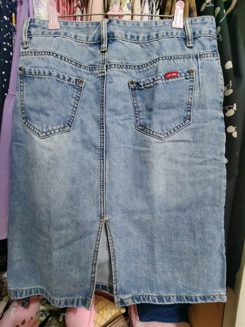 Light Wash Denim Midi Skirt with Back Slit (Category: Skirts) located in Manila. Submitted by jadmcl (Listing ID 1446412623, Image 3). Description: - Classic light wash denim midi skirt - Comfortable fit with a back slit for easy movement - Two front pockets and two back pockets - Brand tag visible on back pocket - Versatile for casual outfits, pairs easily with tops and shoes.