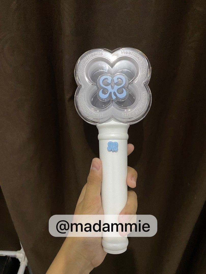 Lightstick hearts2hearts hachu hatuha (Kategori: K-Wave) berada di Cirebon. Dikirim oleh madammie7472149 (ID iklan 1446456755, Gambar 1). Deskripsi: lightstick h2h open nego, without photocard condi masih bagus, DM for detail.
