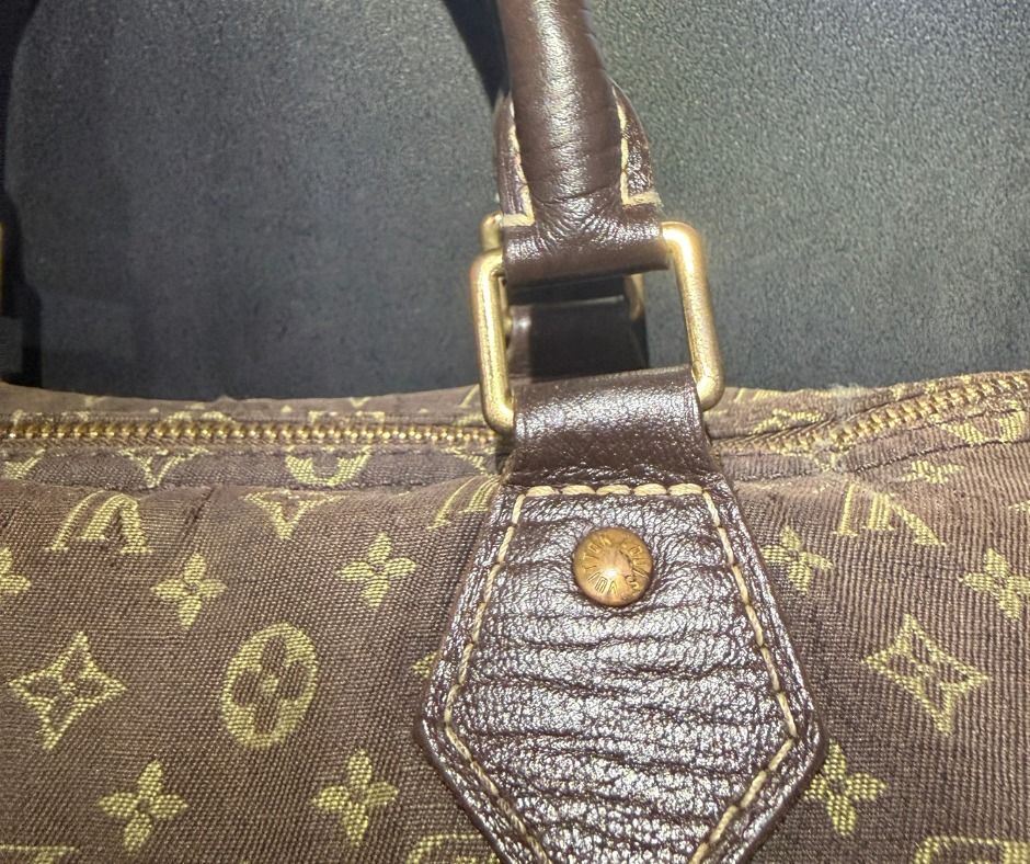Louis Vuitton Canvas Speedy 25 Mini Lin (Category: Luxury Bags & Wallets) located in Malabon City. Submitted by luxe.mine (Listing ID 1446510713, Image 3). Description: This is a Louis Vuitton Canvas Speedy 25. - Original with B101 Certificate - Clean interior - Buttery smooth zipper.
