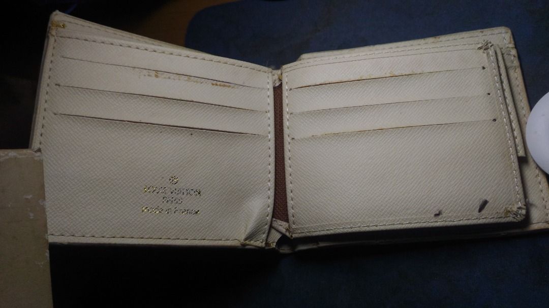 Louis Vuitton Men's Wallet (Category: Luxury Bags & Wallets) located in Bacolod City. Submitted by thespawn (Listing ID 1446505225, Image 2). Description: Never been used. May signs of aging pero pwede pa gamitin..