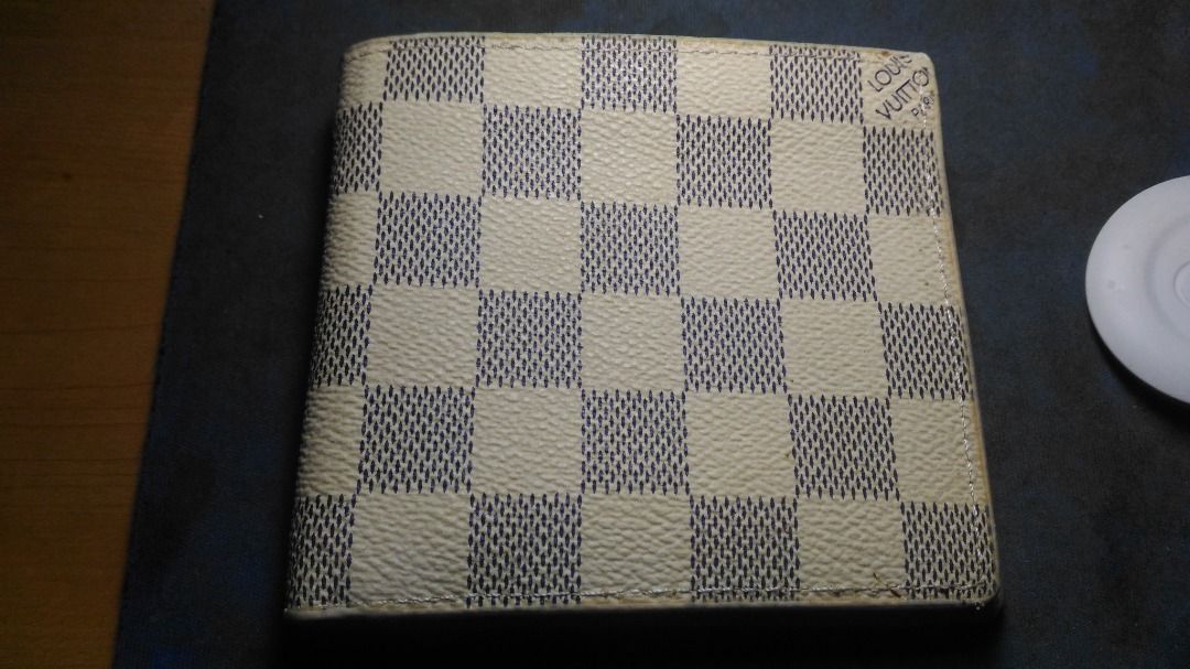Louis Vuitton Men's Wallet (Category: Luxury Bags & Wallets) located in Bacolod City. Submitted by thespawn (Listing ID 1446505225, Image 1). Description: Never been used. May signs of aging pero pwede pa gamitin..