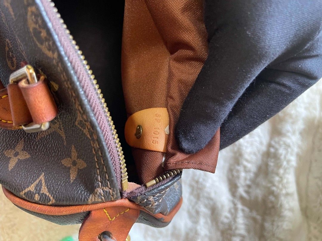 Louis Vuitton Speedy Monogram Canvas Leather Handbag with flaws (Category: Shoulder Bags) located in Naawan. Submitted by twilly.apparel2 (Listing ID 1446366031, Image 3). Description: - issue crack lips, labas piping and crack leather near to the handle Classic Louis Vuitton Speedy bag - Monogram canvas with leather trim - Secure zipper closure - Convenient interior pocket - Date code: AP1015 - Comes with original lock - Ideal everyday bag.