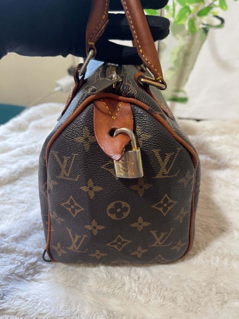 Louis Vuitton Speedy Monogram Canvas Leather Handbag with flaws (Category: Shoulder Bags) located in Naawan. Submitted by twilly.apparel2 (Listing ID 1446366031, Image 2). Description: - issue crack lips, labas piping and crack leather near to the handle Classic Louis Vuitton Speedy bag - Monogram canvas with leather trim - Secure zipper closure - Convenient interior pocket - Date code: AP1015 - Comes with original lock - Ideal everyday bag.
