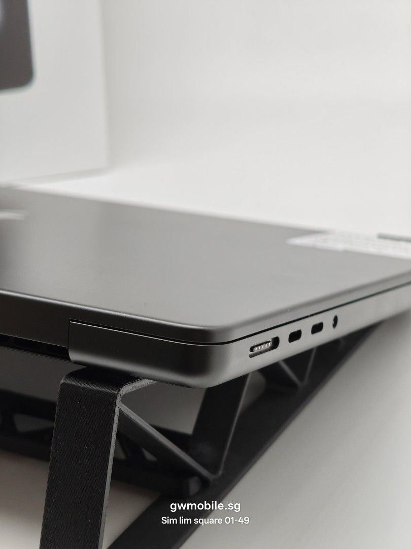 MacBook Pro M5 32/1TB 14 inch 55870494749898737592327