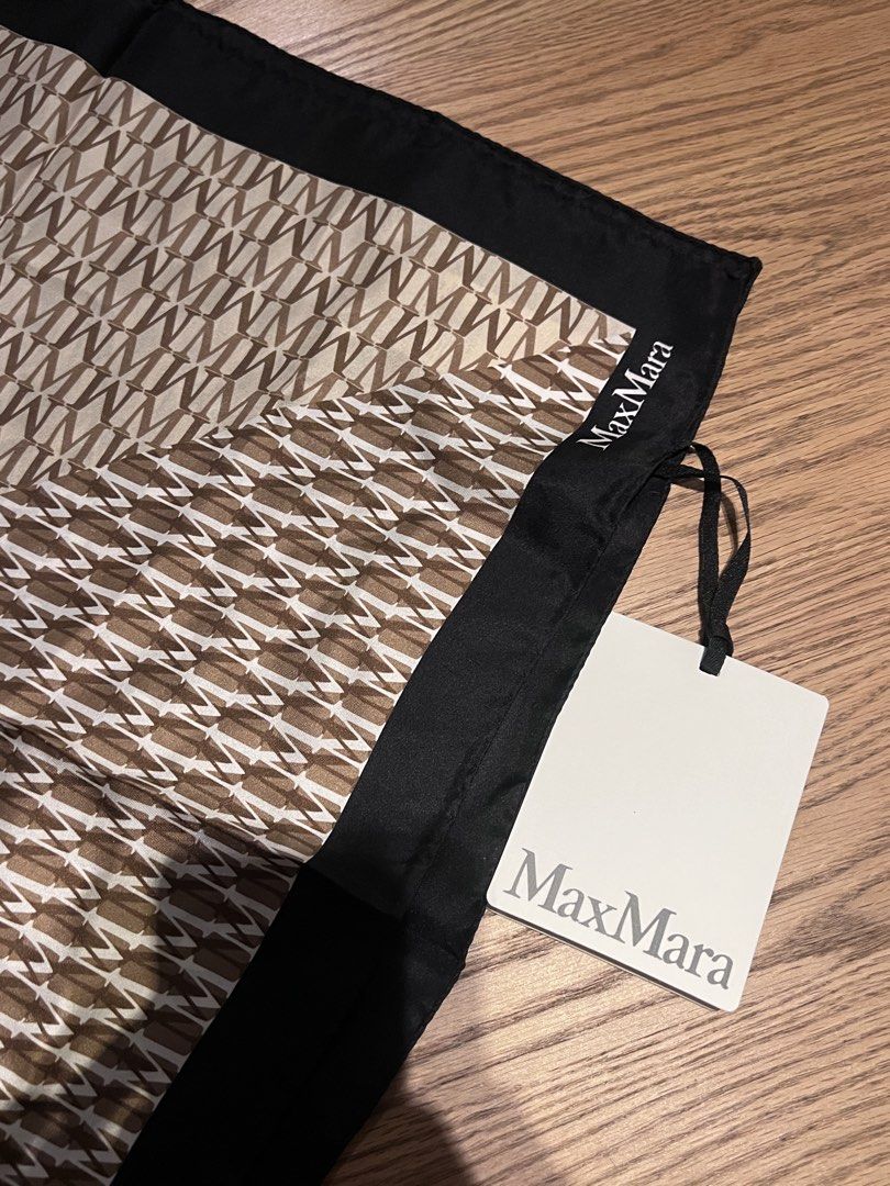 Max Mara Silk Scarf （分類：絲巾）位於 Hong Kong。 由 sundrop 提交（商品編號 1446467142，圖片 1）。簡介： Brown max mara silk scarf with tag 。