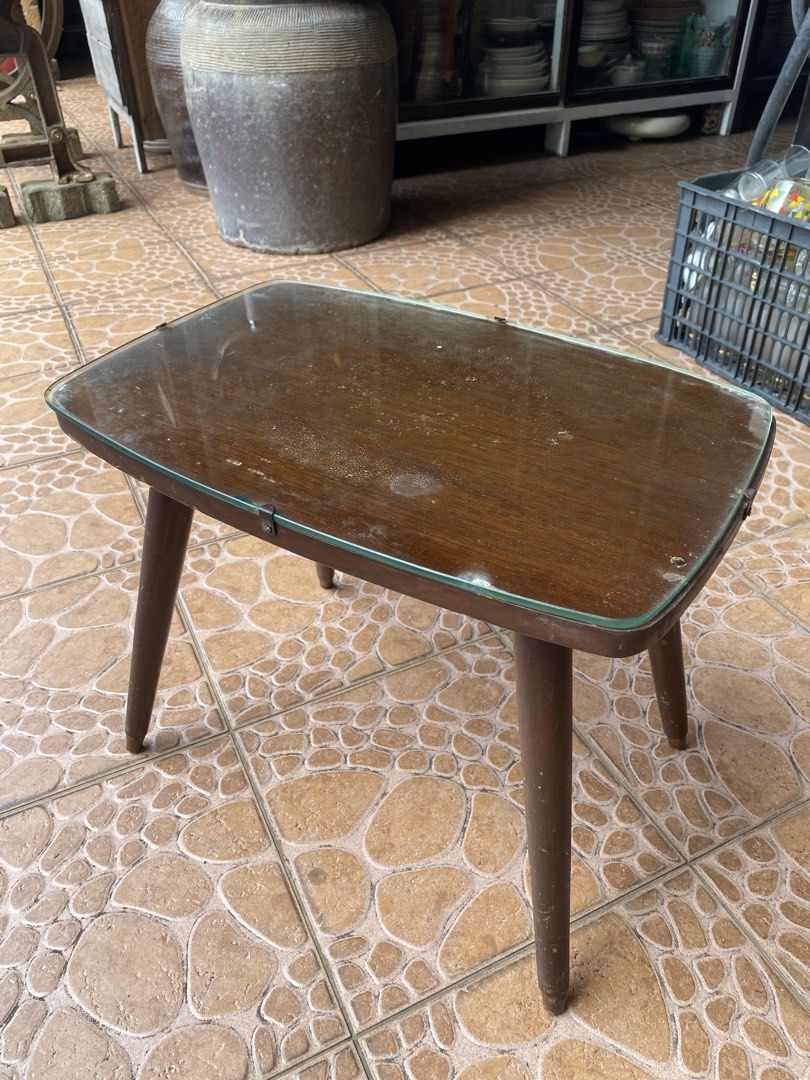 Meja Sudut Kayu Antik (Category: Vintage Collectibles) located in Bangi. Submitted by shzninaa (Listing ID 1446360340, Image 1). Description: Saiz : tinggi 14 inci x panjang 17.5 inci x lebar 12 inci.