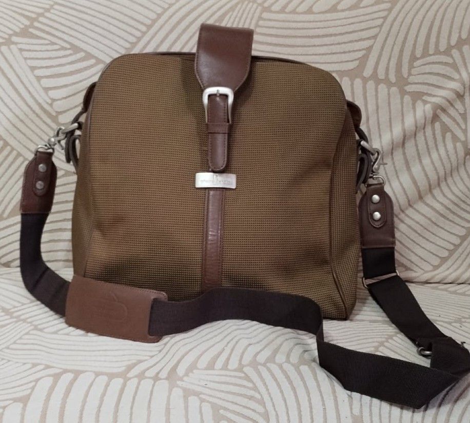 Messenger Bag unisex Pierre Cardin (Category: Announcements) located in Davao. Submitted by zinbad (Listing ID 1446416358, Image 1). Description: .