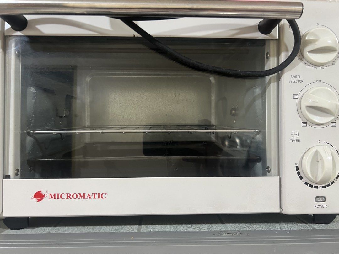 Micromatic Oven (Category: Ovens & Toasters) located in Manila. Submitted by nixygreat (Listing ID 1446536419, Image 1). Description: - Micromatic oven, perfect for baking and toasting. - Features a switch selector and timer. - Comes with an interior rack and baking tray. - Ready for its new home!.