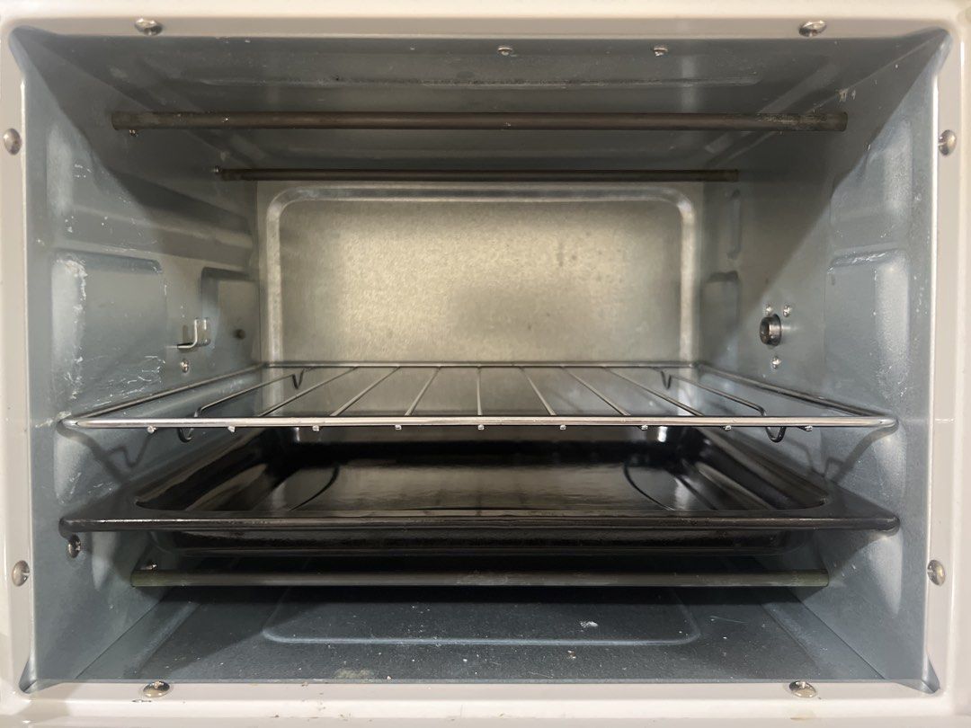 Micromatic Oven (Category: Ovens & Toasters) located in Manila. Submitted by nixygreat (Listing ID 1446536419, Image 3). Description: - Micromatic oven, perfect for baking and toasting. - Features a switch selector and timer. - Comes with an interior rack and baking tray. - Ready for its new home!.