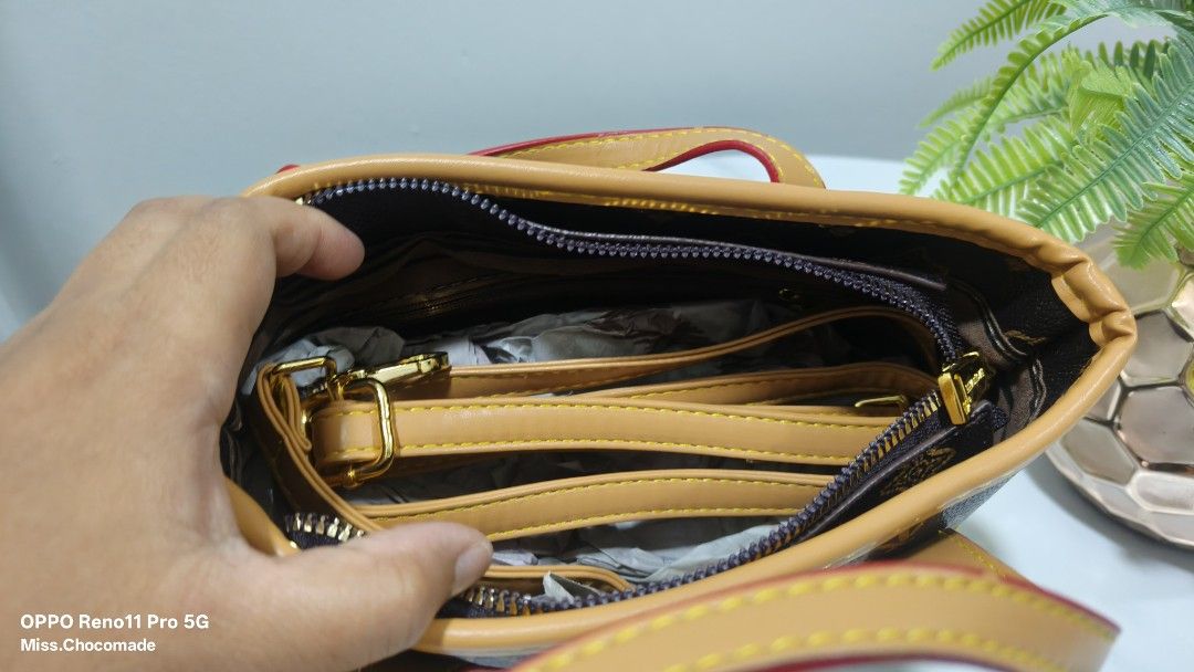 Mini tote with Coin Pouch (Category: Tote Bags) located in Kuala Lumpur. Submitted by alieyaliey80854 (Listing ID 1446348173, Image 2). Description: - PU LEATHER yg PADU - Walaupun kecil tp dalam luas.. - Boleh masuk medium wallet. - Bagi sekali tali panjang. - Sangat cantik tapi kena jual sebab ada banyak mini tote bag - Harga tidak termasuk postage .