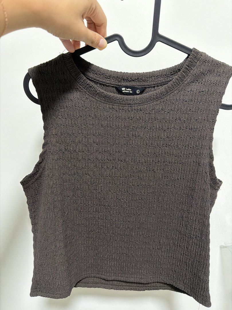 Never worn NET basic top (Category: Sleeveless) located in Singapore. Submitted by solitaryxxxx (Listing ID 1446511109, Image 1). Description: .