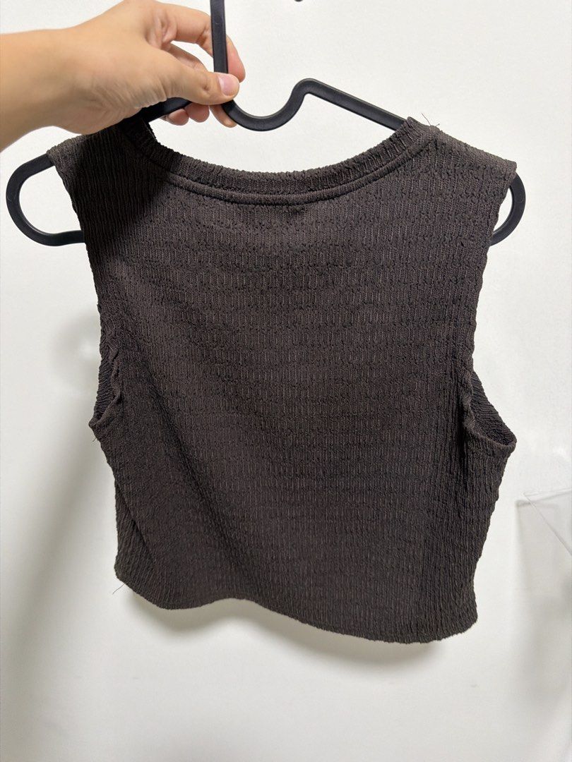 Never worn NET basic top (Category: Sleeveless) located in Singapore. Submitted by solitaryxxxx (Listing ID 1446511109, Image 2). Description: .