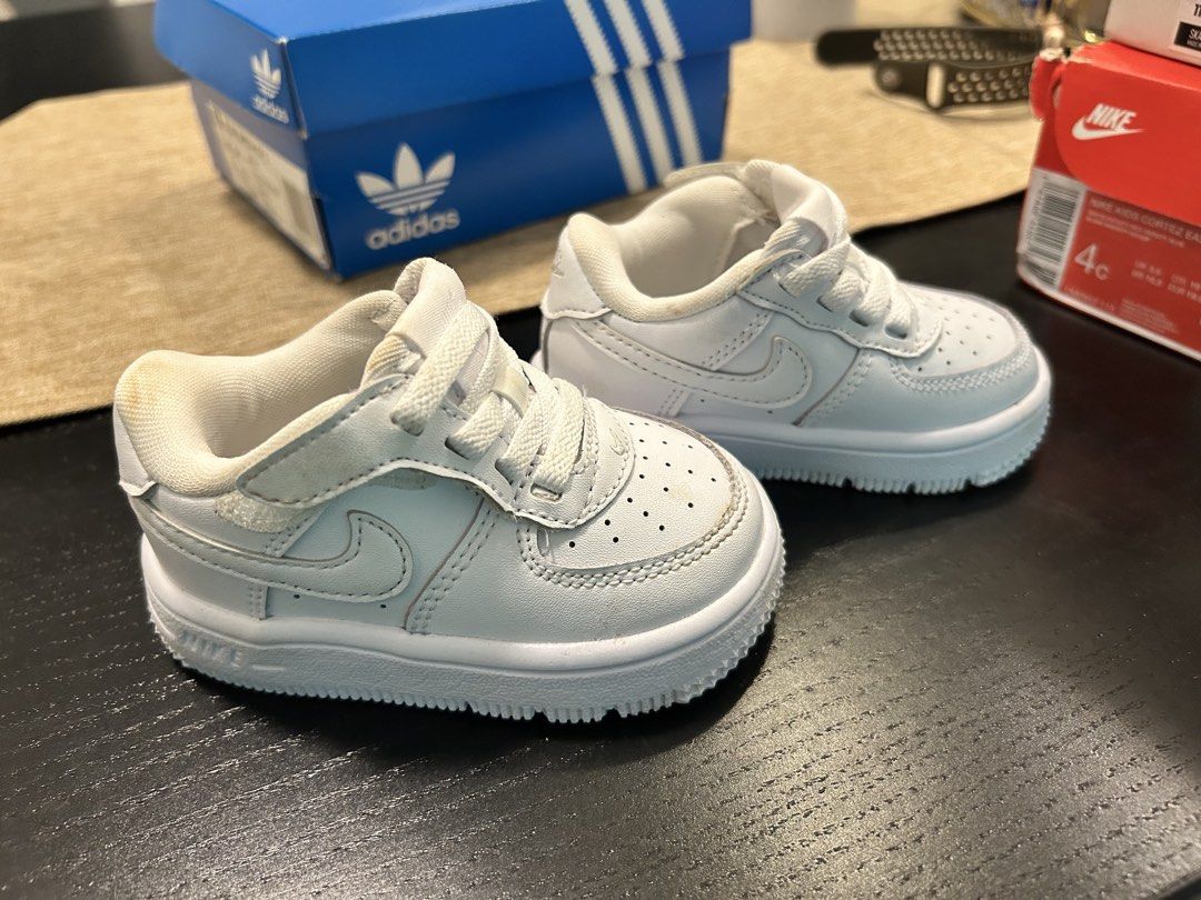 Nike Air Force 1 Low EasyOn Toddler Shoes White (Category: Babies & Kids Fashion) located in Kuala Lumpur. Submitted by dddin18 (Listing ID 1446383580, Image 3). Description: Nike Force 1 EasyOn (TD) – Triple White – Excellent Condition Selling a pair of 100% authentic Nike Force 1 EasyOn (TD) in the timeless Triple White colourway. * Condition: Excellent, almost like new * Rarely worn * Size: US 4C (UK 3.5 / EU 19.5 / 10 cm) * Suitable for: Appr