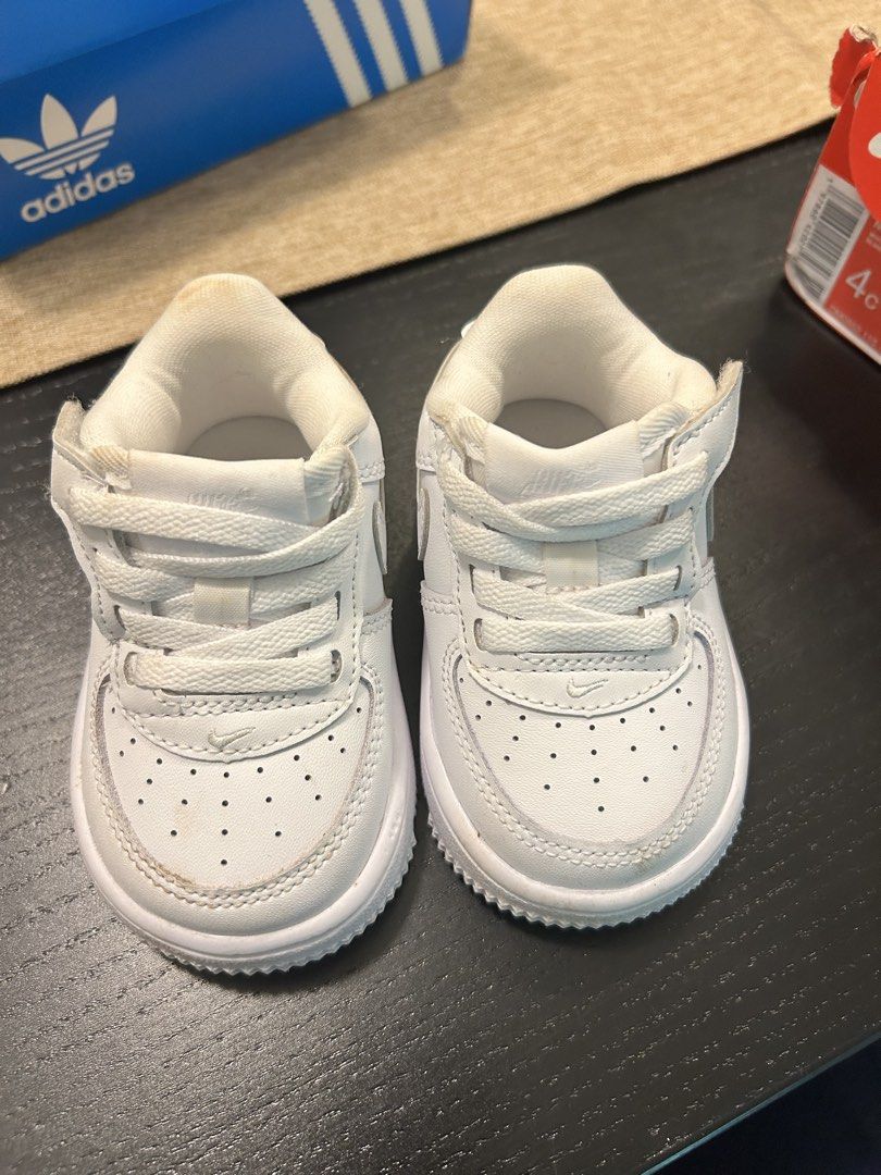 Nike Air Force 1 Low EasyOn Toddler Shoes White (Category: Babies & Kids Fashion) located in Kuala Lumpur. Submitted by dddin18 (Listing ID 1446383580, Image 1). Description: Nike Force 1 EasyOn (TD) – Triple White – Excellent Condition Selling a pair of 100% authentic Nike Force 1 EasyOn (TD) in the timeless Triple White colourway. * Condition: Excellent, almost like new * Rarely worn * Size: US 4C (UK 3.5 / EU 19.5 / 10 cm) * Suitable for: Appr