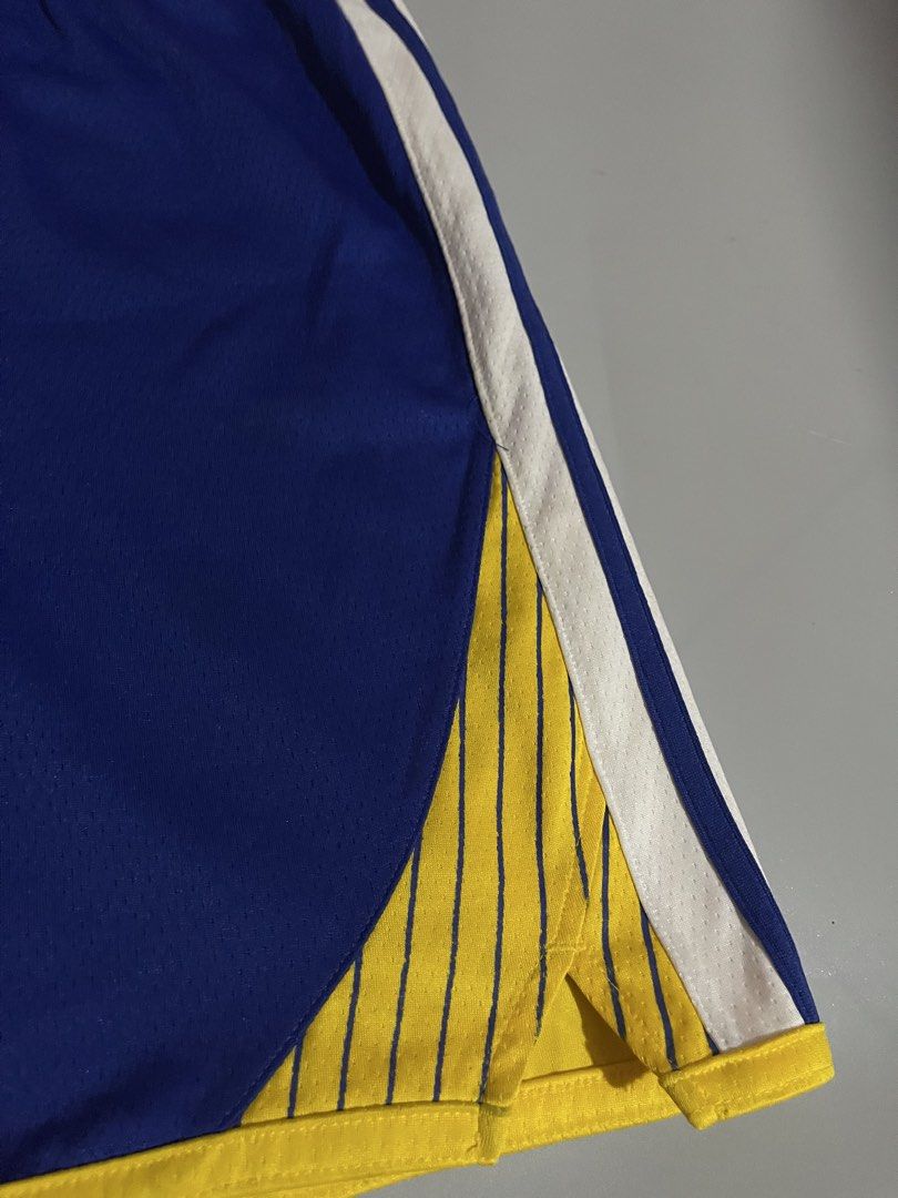 Nike Golden State Warriors Jersey Type Short (Category: Shorts) located in Angeles City. Submitted by andreiboughts (Listing ID 1446521845, Image 3). Description: Length: 19-20 Waist: 24-36 (Garterized) Condition: 9/10 Color rate: 9.7/10 Issue (s): minimal stain, hairline on swoosh and minor scratches Still in presentable and Good Condtion Complete Tags ✅ Large on tag.