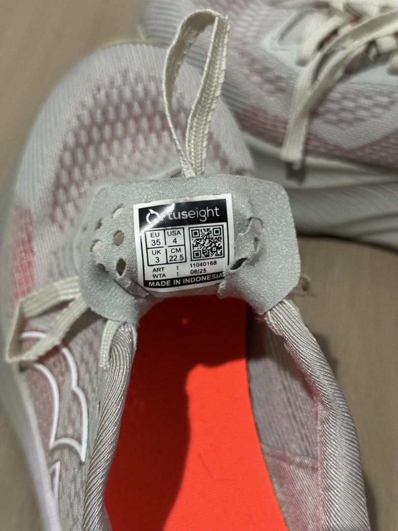 Ortuseight Sepatu Running Hyperblast 2.1 Light Grey White (Kategori: Sepatu Wanita) berada di Jakarta Selatan. Dikirim oleh nadhifasb (ID iklan 1446470099, Gambar 3). Deskripsi: Baru dipakai 2x dijual karena jarang lari, batal dipakai Size 35 insole 22.5cm Masih ada box open nego.