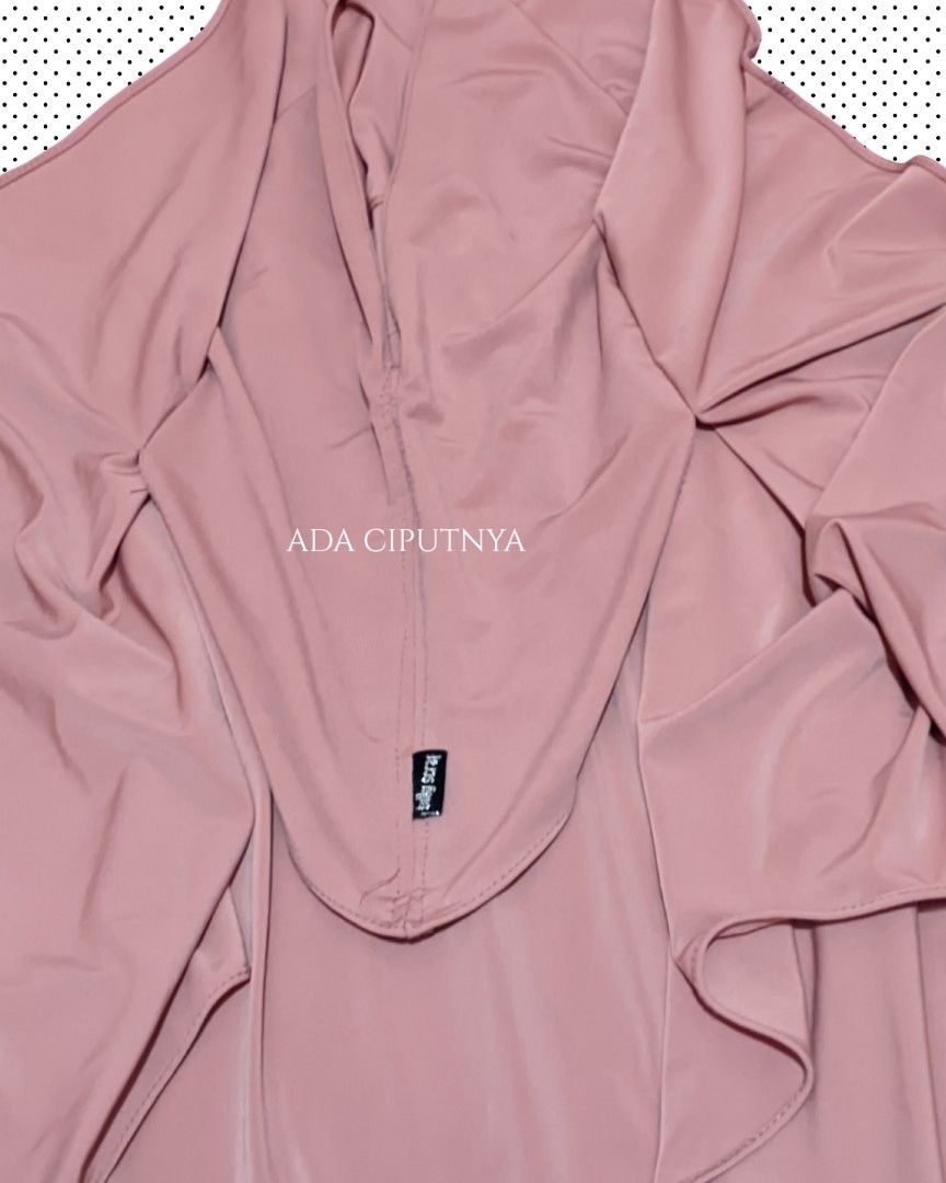 Pashmina Instan Pink (Kategori: Syal) berada di Bekasi. Dikirim oleh sailormum (ID iklan 1446510328, Gambar 2). Deskripsi: PRELOVED 💌 Pashmina Instan •Bahan: Jersey •Warna: Pink •Terdapat ciput yang menyatu & mudah di styling. •Terdapat 2 spot noda, namun bisa hilang jika di sikat. DM aja for more info 🫶🏻.