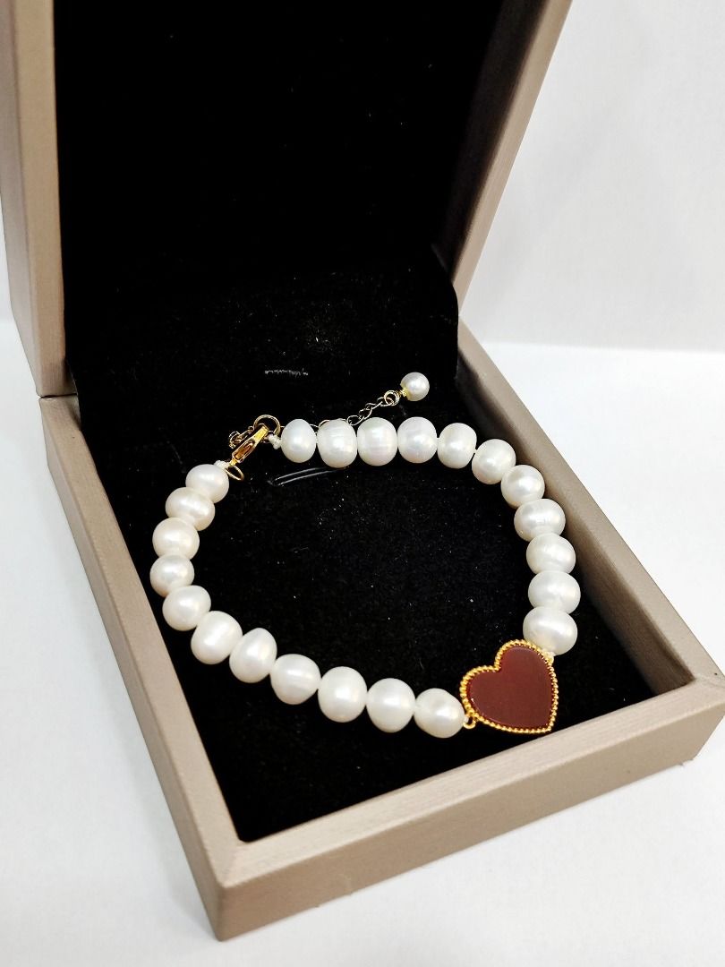 Pearl Bracelet (Category: Bracelets) located in Manila. Submitted by sam_nic (Listing ID 1446441771, Image 1). Description: 18k heart shape— lock is gold plated) Black -3pcs Red - 4pcs payment first policy, murayta 💯 | no cod To order— code + price.