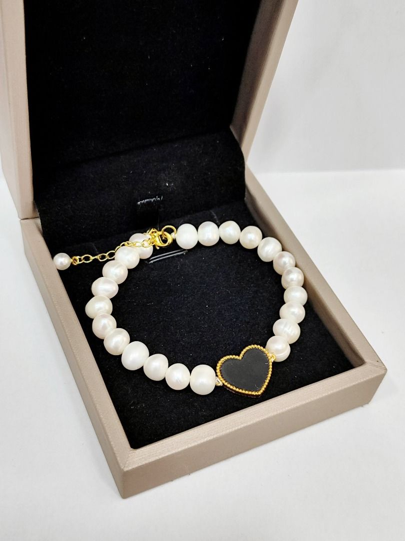 Pearl Bracelet (Category: Bracelets) located in Manila. Submitted by sam_nic (Listing ID 1446441771, Image 3). Description: 18k heart shape— lock is gold plated) Black -3pcs Red - 4pcs payment first policy, murayta 💯 | no cod To order— code + price.