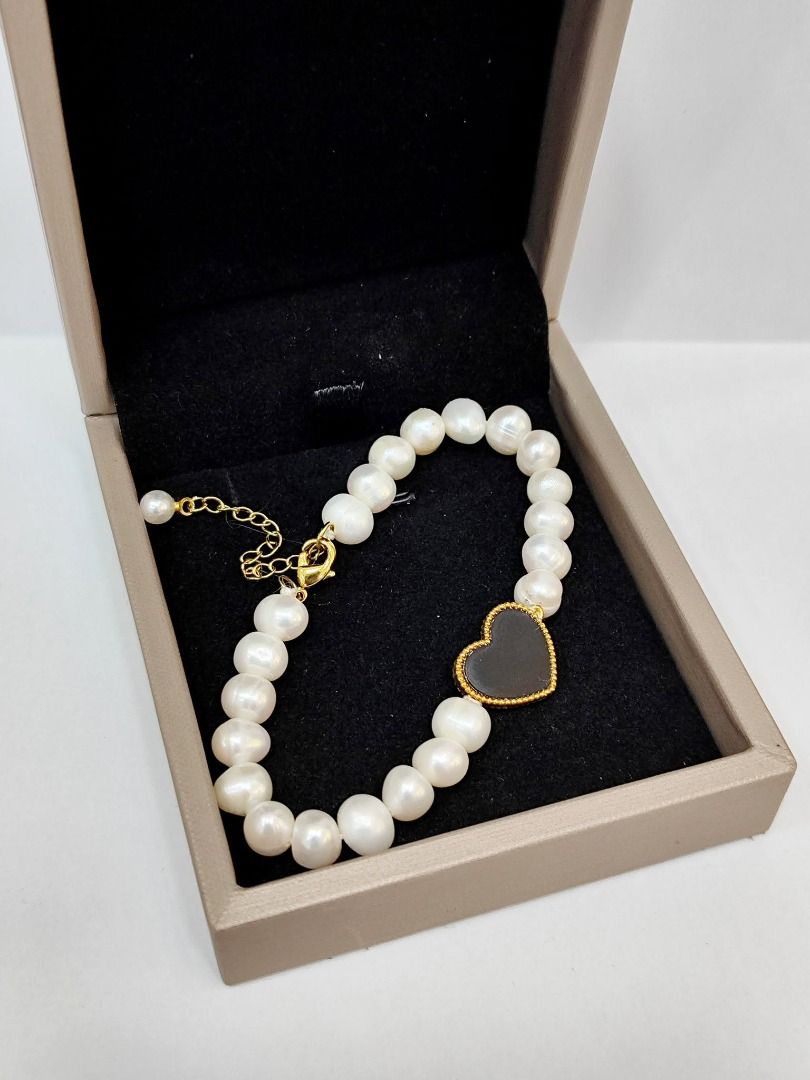 Pearl Bracelet (Category: Bracelets) located in Manila. Submitted by sam_nic (Listing ID 1446441771, Image 2). Description: 18k heart shape— lock is gold plated) Black -3pcs Red - 4pcs payment first policy, murayta 💯 | no cod To order— code + price.