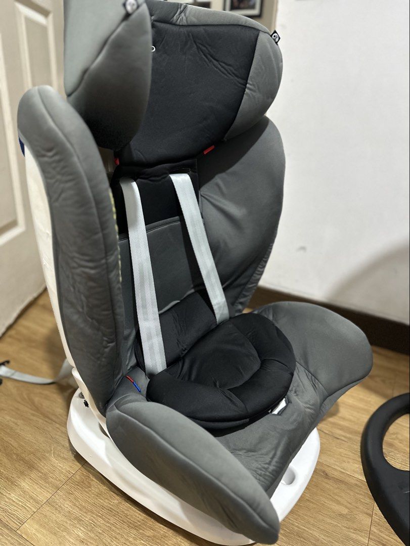 Picolo Car Seat (Category: Car Seats) located in Makati City. Submitted by kristine_p_a (Listing ID 1446485586, Image 2). Description: - Picolo car seat in grey and black - White base - 5-point harness for secure fastening - Adjustable headrest for comfort - Ideal for infants and toddlers - Ensures your child's safety during travel.