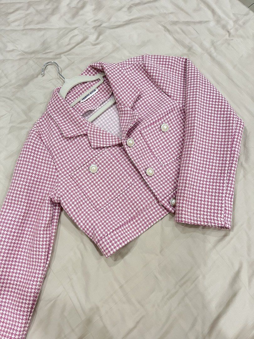 Pink jacket (Category: Coats, Jackets and Outerwear) located in Alor Gajah. Submitted by yellobellobean (Listing ID 1446446821, Image 1). Description: .