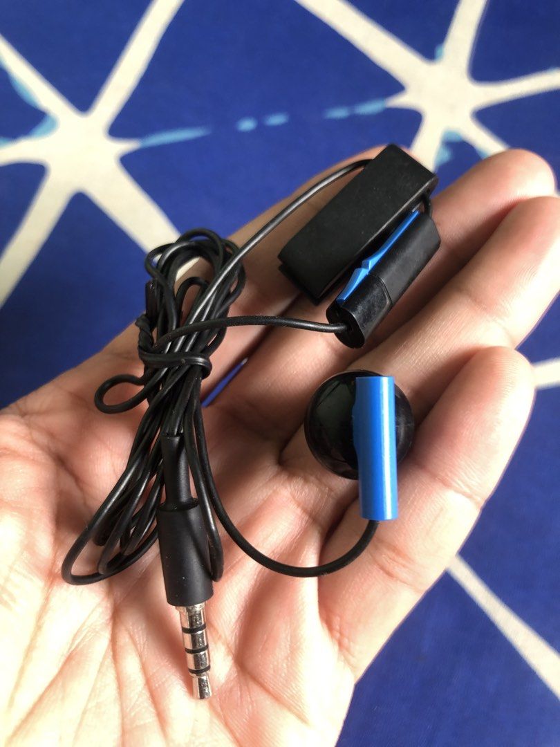 Playstation earpiece (Category: Earphones) located in Quezon City. Submitted by markgolveo (Listing ID 1446374663, Image 2). Description: Playstation earpiece.