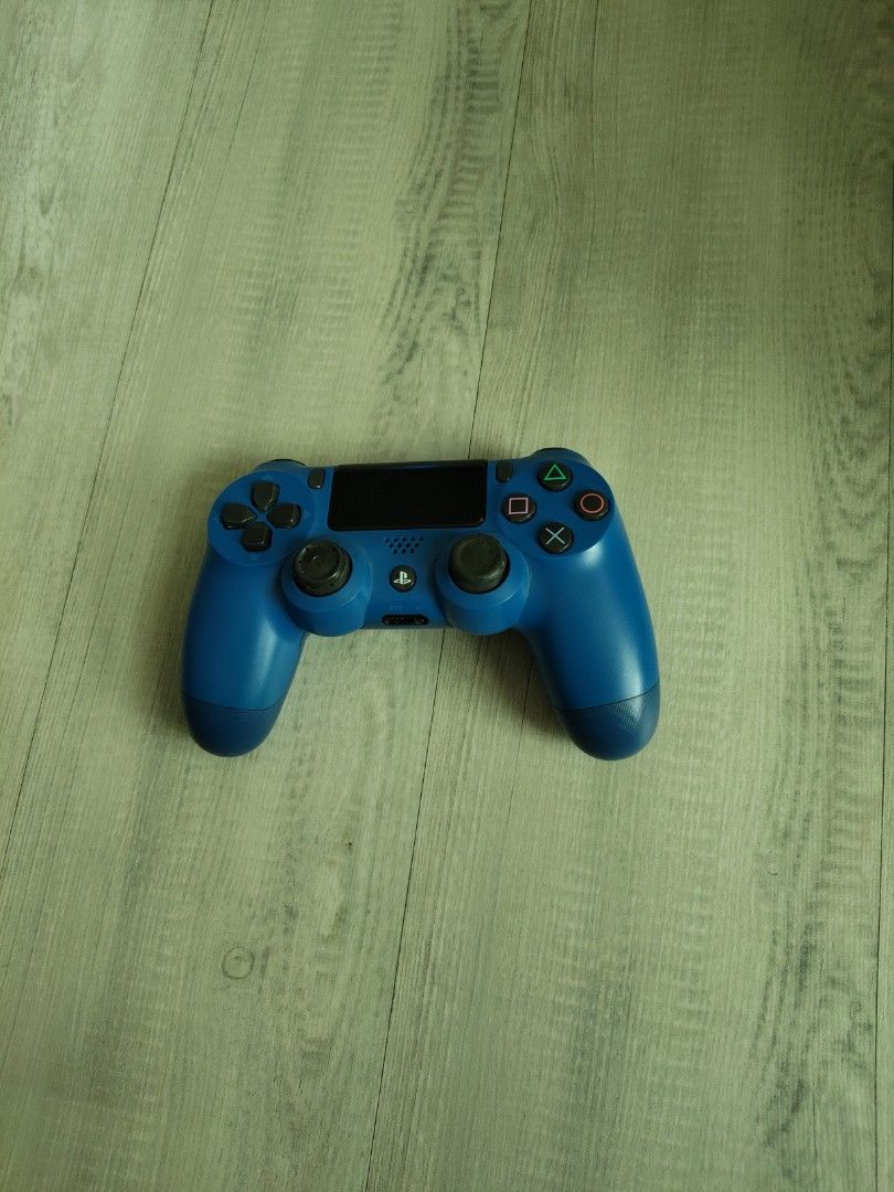 Ps4 controller (Category: PlayStation) located in Singapore. Submitted by zealhorse.db3ec9 (Listing ID 1446405376, Image 1). Description: .