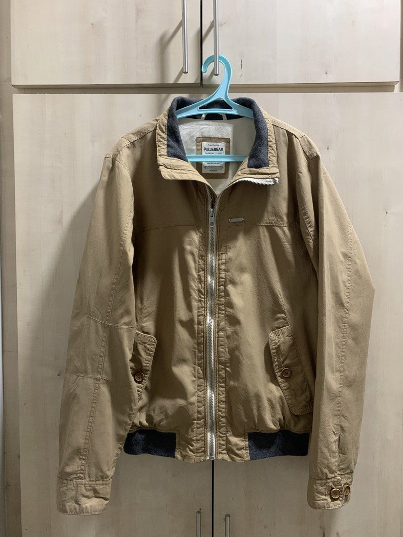 Pull&Bear jacket (Category: Coats, Jackets and Outerwear) located in Tawau. Submitted by rambutan_biru (Listing ID 1446411798, Image 1). Description: Pit 21 inci Labuh 27 inci.
