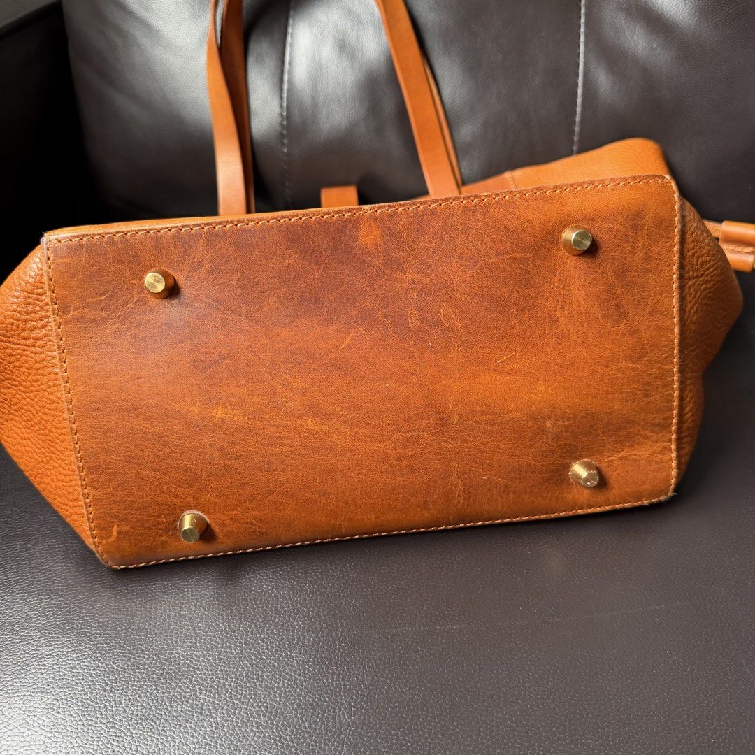 Redmoon Japan - Stand Alone Leather Tote Bag (Category: Sling Bags) located in Cavite. Submitted by 4118.ph (Listing ID 1446456986, Image 3). Description: 9/10 condition Bag itself no other inclusions Width 19.5” Length 11” Depth 5.5”.