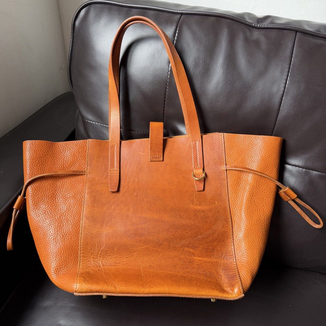 Redmoon Japan - Stand Alone Leather Tote Bag (Category: Sling Bags) located in Cavite. Submitted by 4118.ph (Listing ID 1446456986, Image 2). Description: 9/10 condition Bag itself no other inclusions Width 19.5” Length 11” Depth 5.5”.