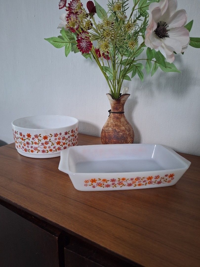 Set of 2 Vintage Pyrex Dishes
