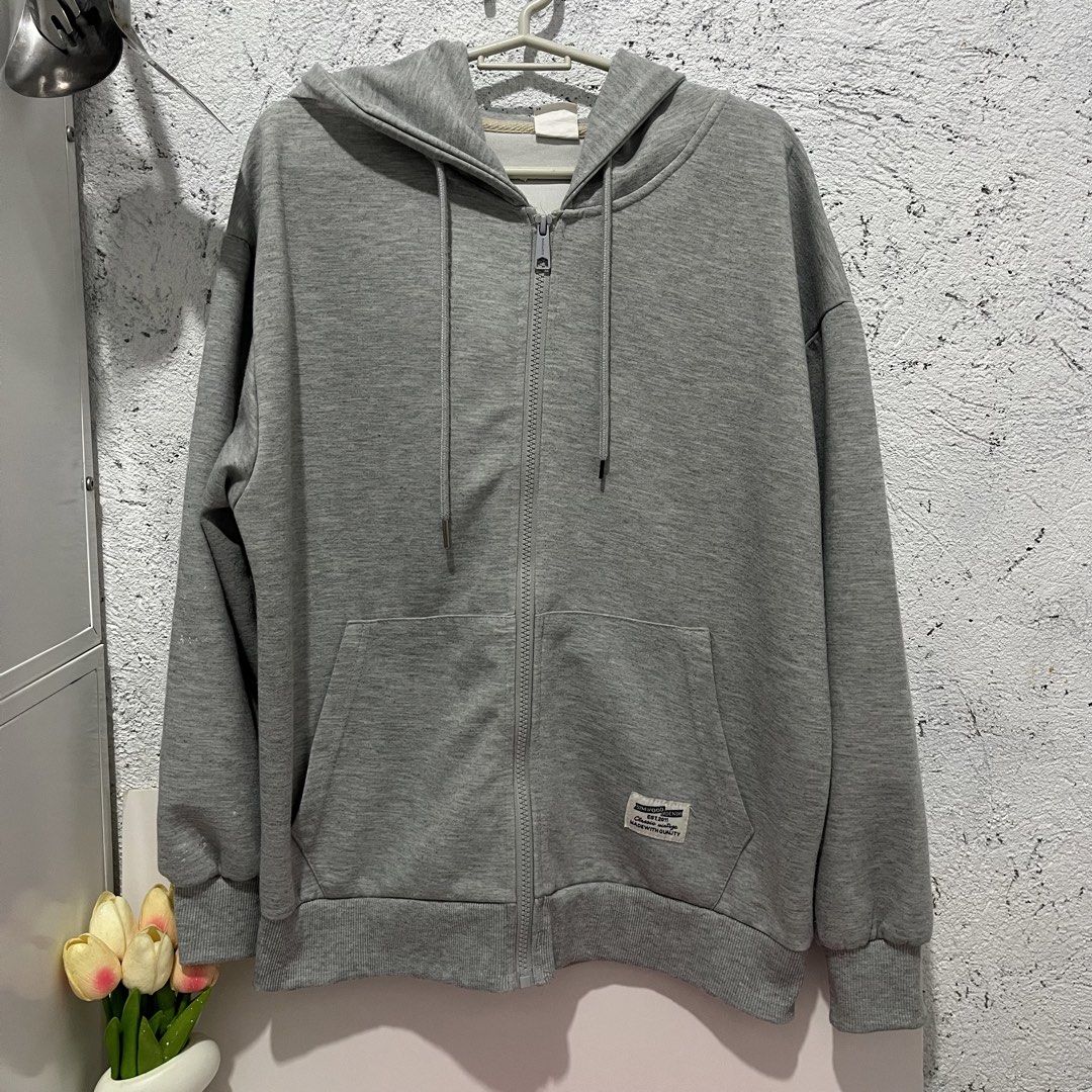 SIMWOOD JACKET (Category: Coats, Jackets and Outerwear) located in Malabon City. Submitted by aven25 (Listing ID 1446242527, Image 1). Description: Size: Small-Medium Makapal ang tela katulad sa uniqlo. Barely used kasi lagi naman mainit. Loc: Malanday Valenzuela City..