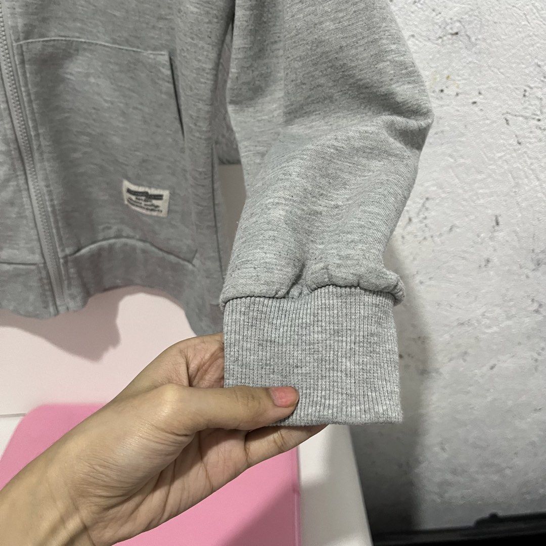 SIMWOOD JACKET (Category: Coats, Jackets and Outerwear) located in Malabon City. Submitted by aven25 (Listing ID 1446242527, Image 3). Description: Size: Small-Medium Makapal ang tela katulad sa uniqlo. Barely used kasi lagi naman mainit. Loc: Malanday Valenzuela City..