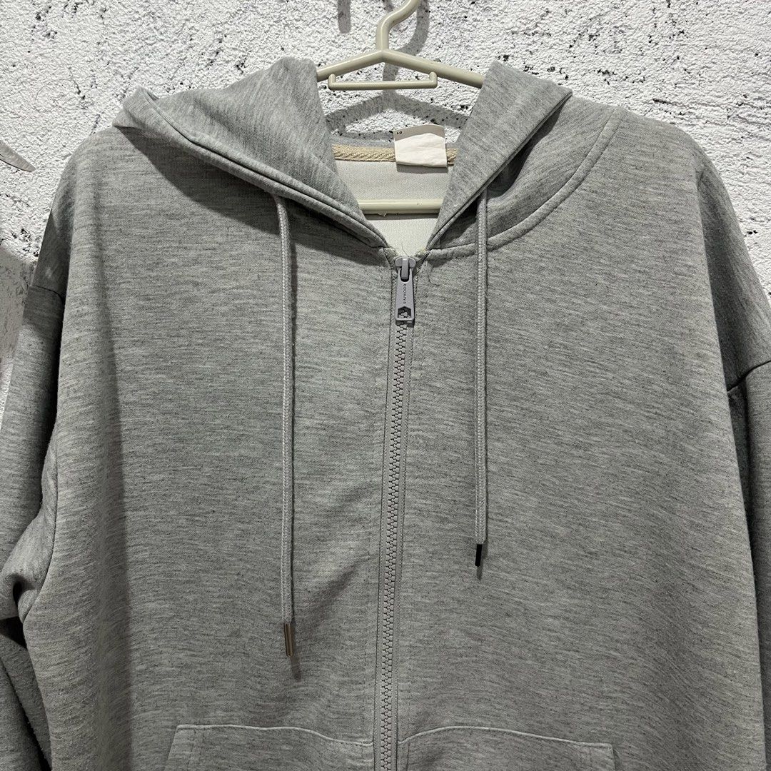 SIMWOOD JACKET (Category: Coats, Jackets and Outerwear) located in Malabon City. Submitted by aven25 (Listing ID 1446242527, Image 2). Description: Size: Small-Medium Makapal ang tela katulad sa uniqlo. Barely used kasi lagi naman mainit. Loc: Malanday Valenzuela City..